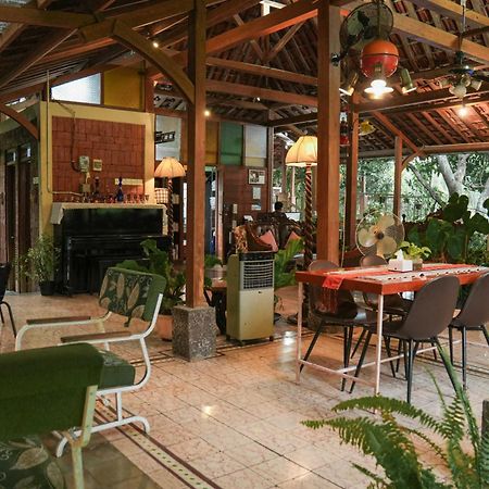 スマラン Djajanti House Bed & Breakfast エクステリア 写真