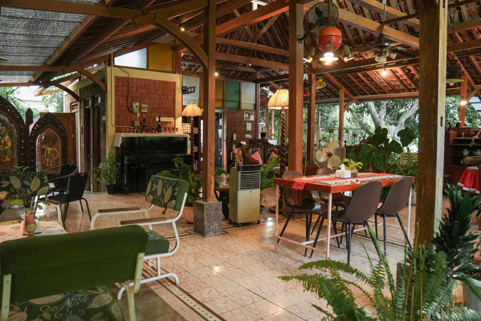 スマラン Djajanti House Bed & Breakfast エクステリア 写真