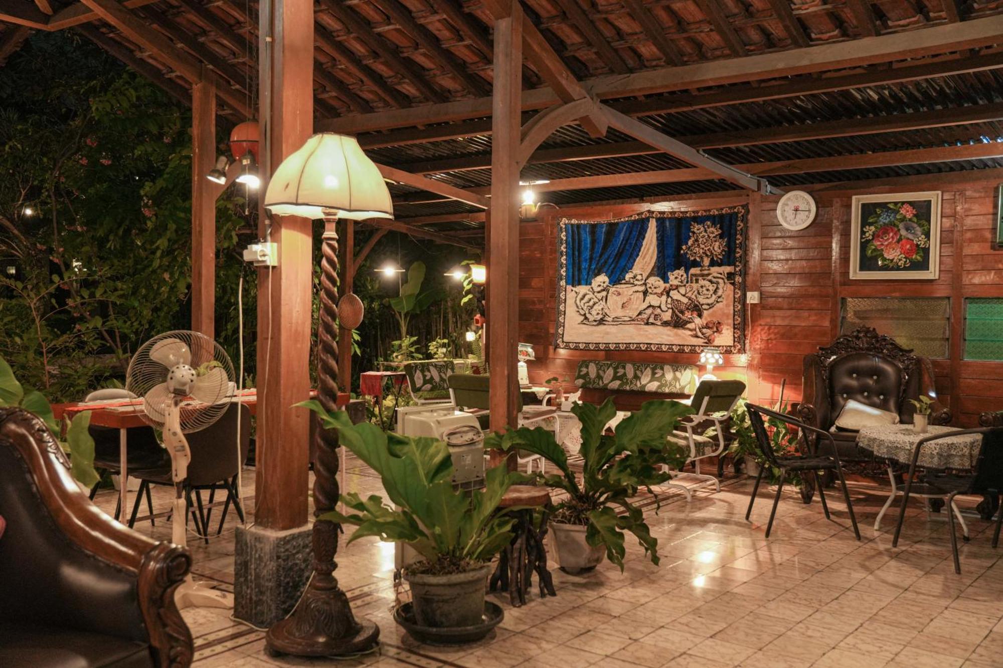 スマラン Djajanti House Bed & Breakfast エクステリア 写真